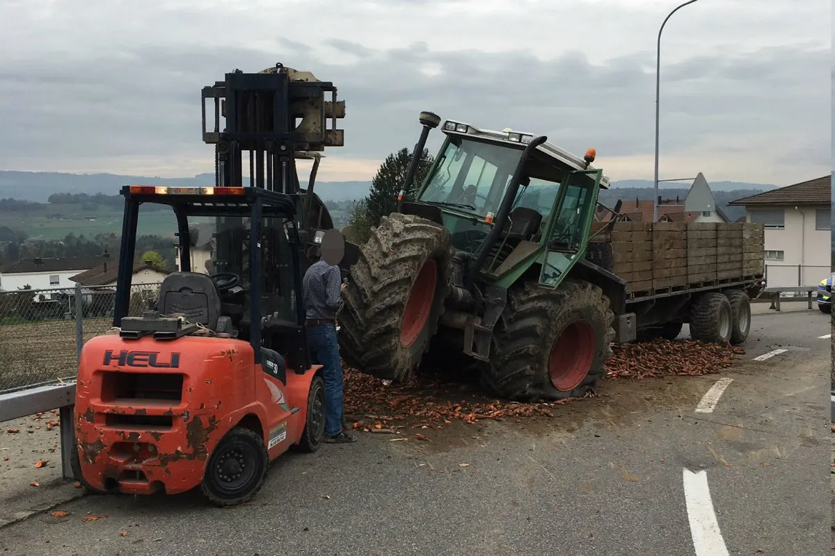 Oberlunkhofen AG - Traktor verliert Ladung bei Kollision