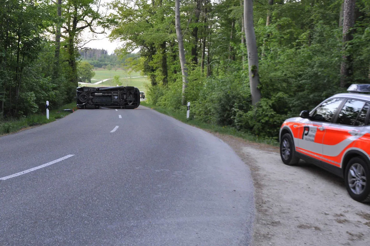 Nuglar-St. Pantaleon – Lieferwagen überschlägt sich bei Selbstunfall