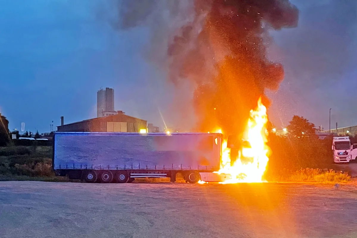 Neuss NW - Zugmaschine nach Brand völlig zerstört 