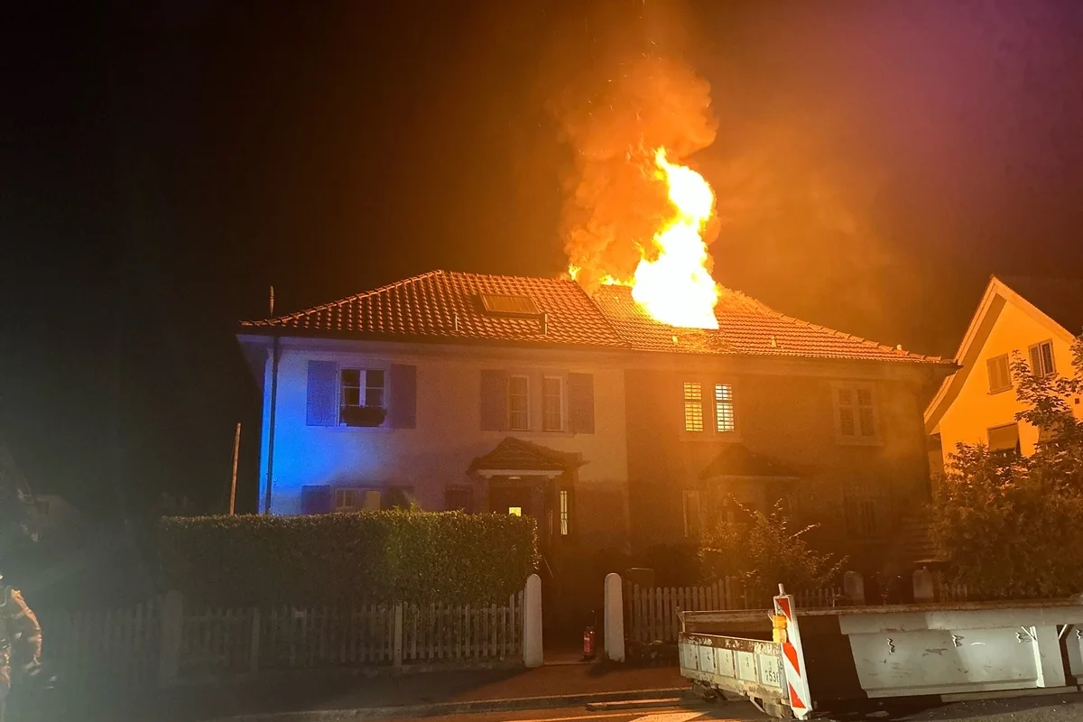 Brugg AG - Meterhohe Flammen aus einem Dachstock