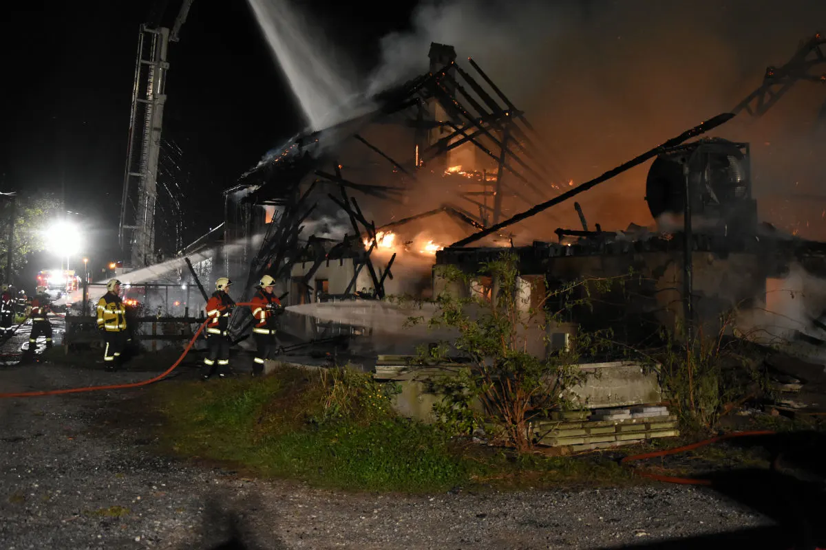 Grossbrand Mels SG - Zwei Wohnhäuser und ein Stall komplett abgebrannt!