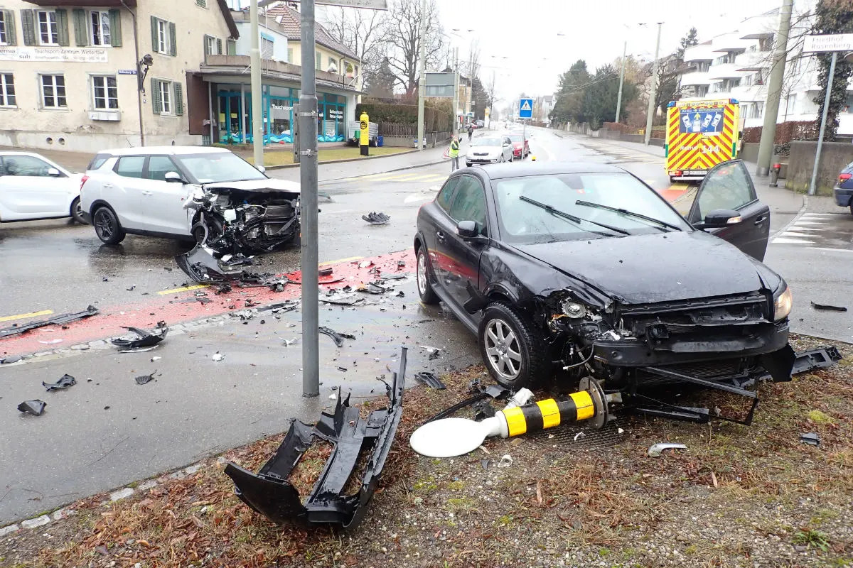 Winterthur ZH - Frau verliert Kontrolle über Auto - heftige Frontalkollision!