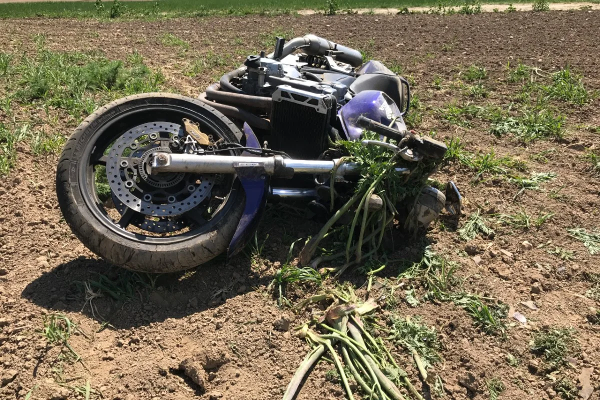 Bechtheim -  Tragischer Unfall - Motorradfahrer stürzt und prallt gegen Verkehrszeichen