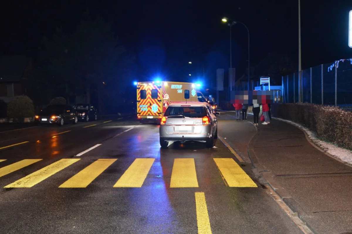 Büsserach SO  - Wegen kurzer Unaufmerksamkeit erfasst Auto Fussgängerin auf dem Fussgängerstreifen!