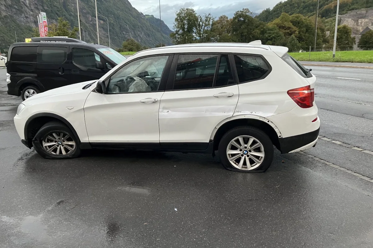 Glarus - Kontrolle über BMW beim Kreisel verloren und verunfallt