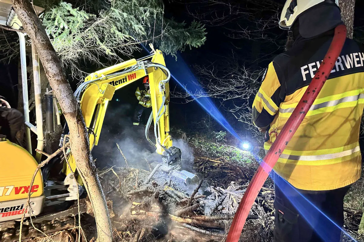 Heiden AR – Brand eines Asthaufen am Waldrand 