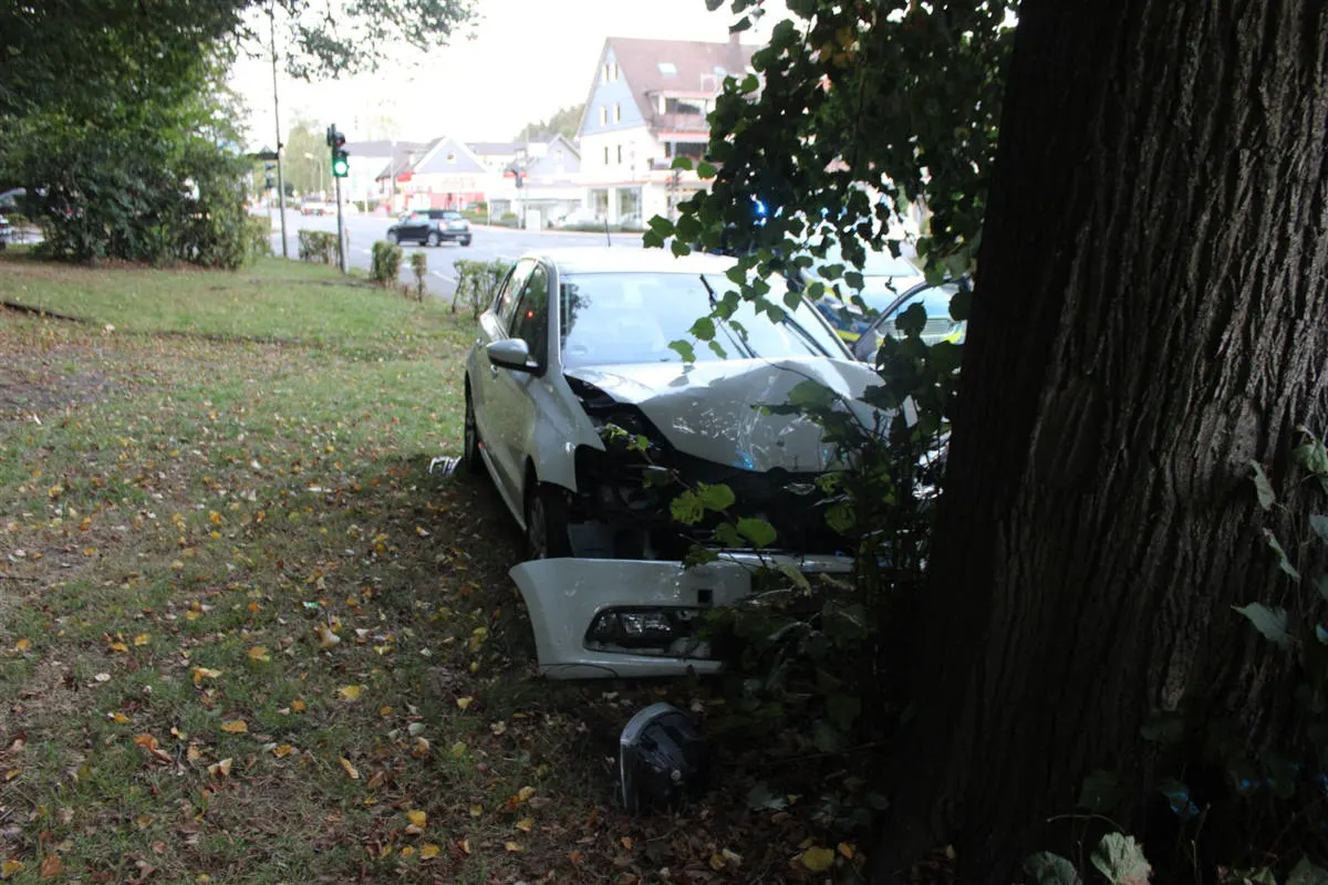 Kürten – 31-jährige Bergisch Gladbacherin fährt frontal gegen einen Baum