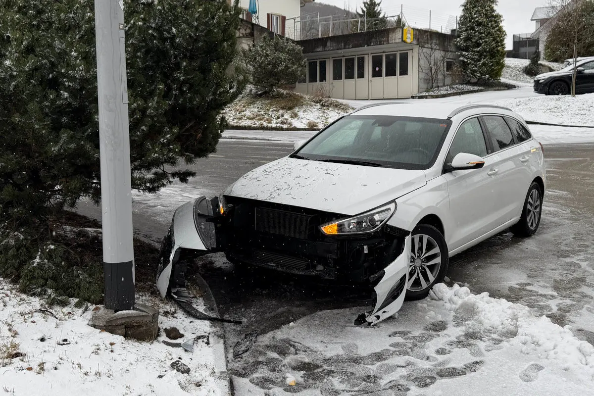 Triengen LU – Lenkerin verunfallt auf schneebedeckter Fahrbahn