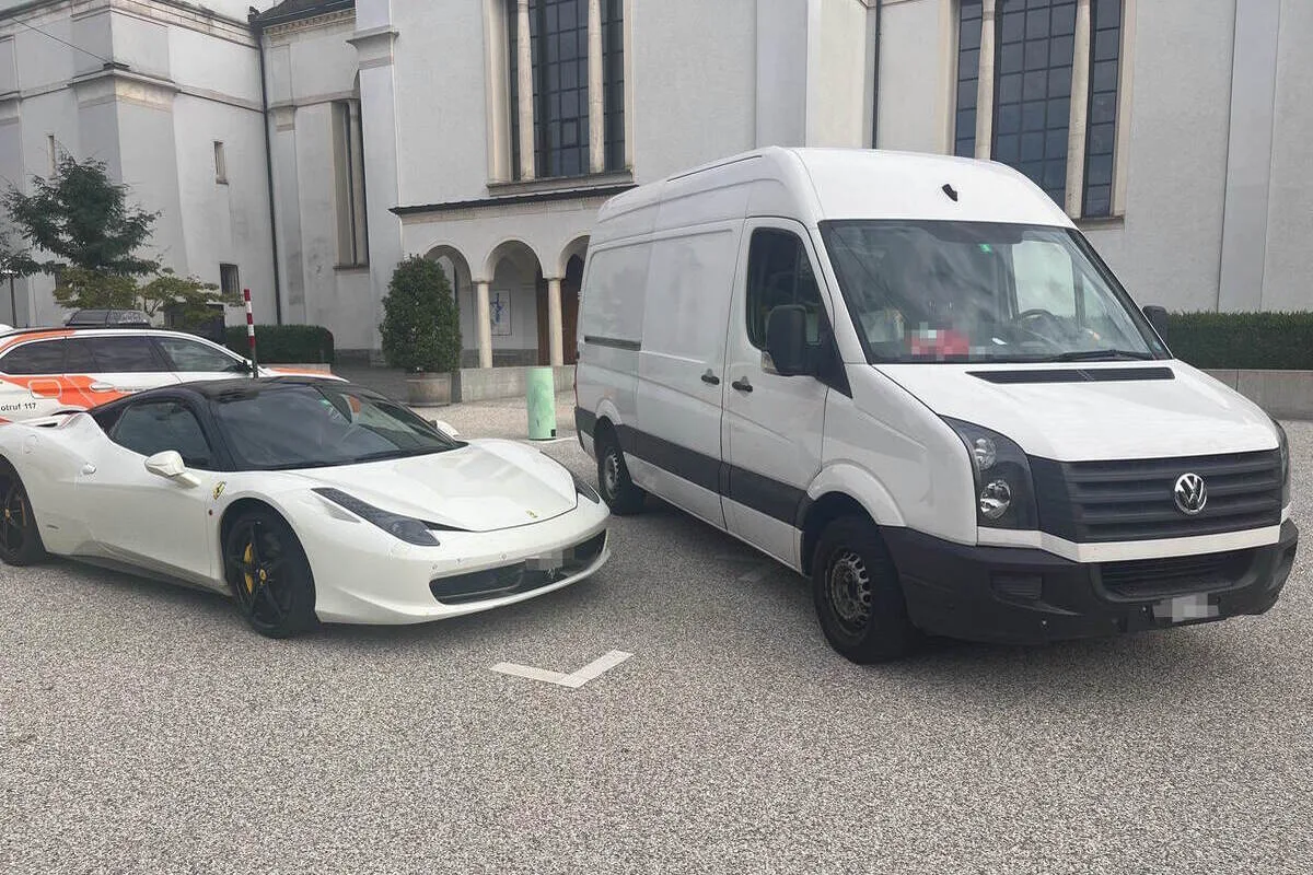 Gossau SG - Fahrunfähig gegen parkierten Sportwagen geprallt