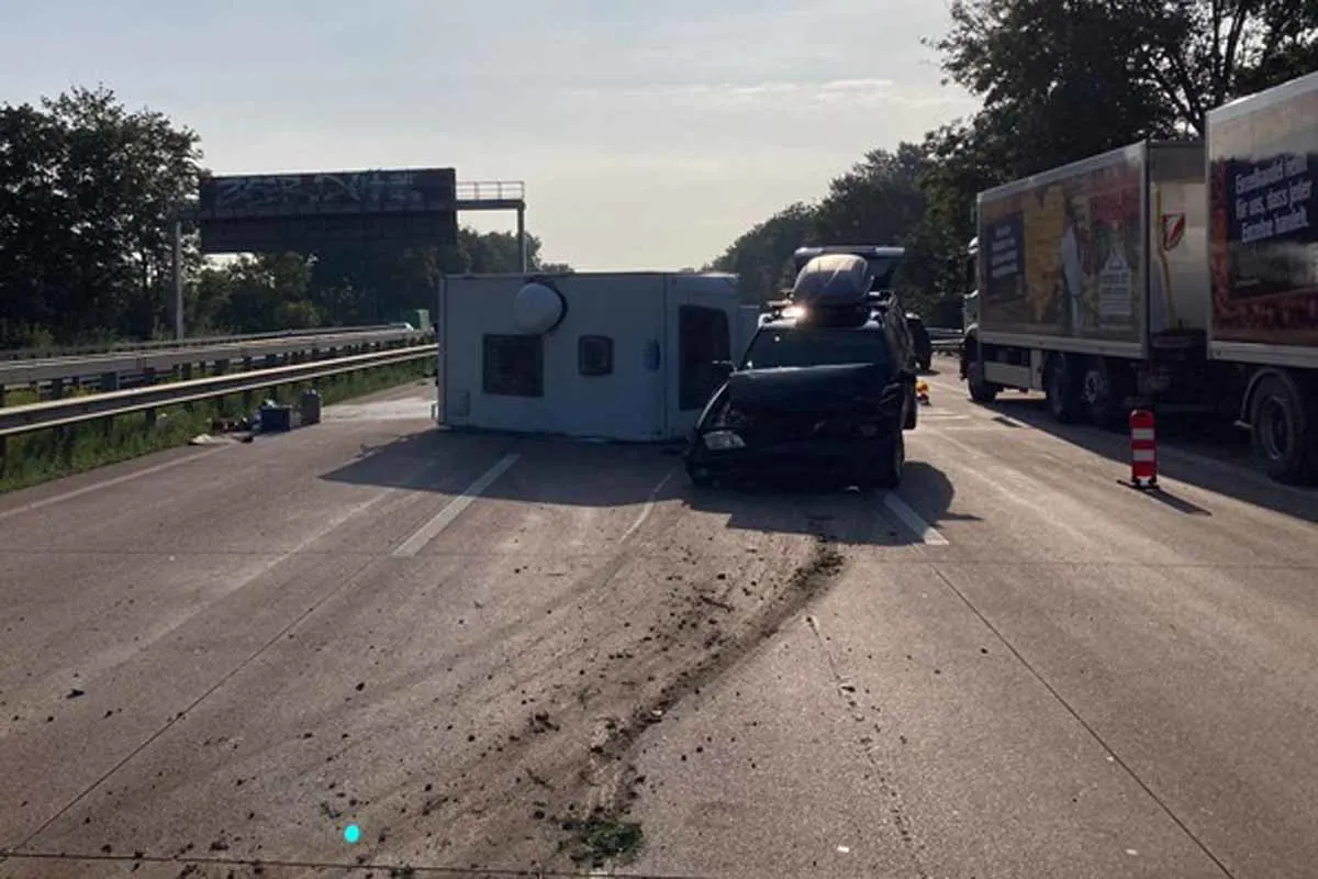 Stuhr - Pkw-Wohnanhänger-Gespann blockiert A1
