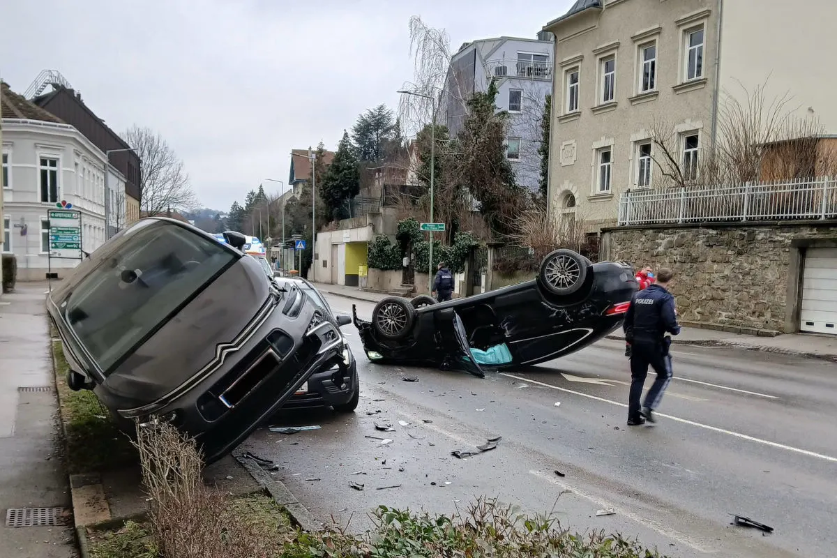 Klosterneuburg – Auto bleibt nach Unfall auf Dach liegen