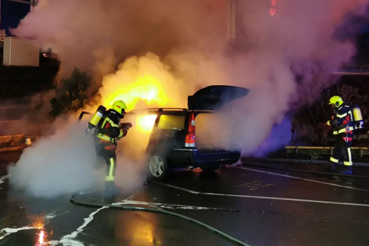 Seewen SZ - Volvo fängt während Fahrt Feuer
