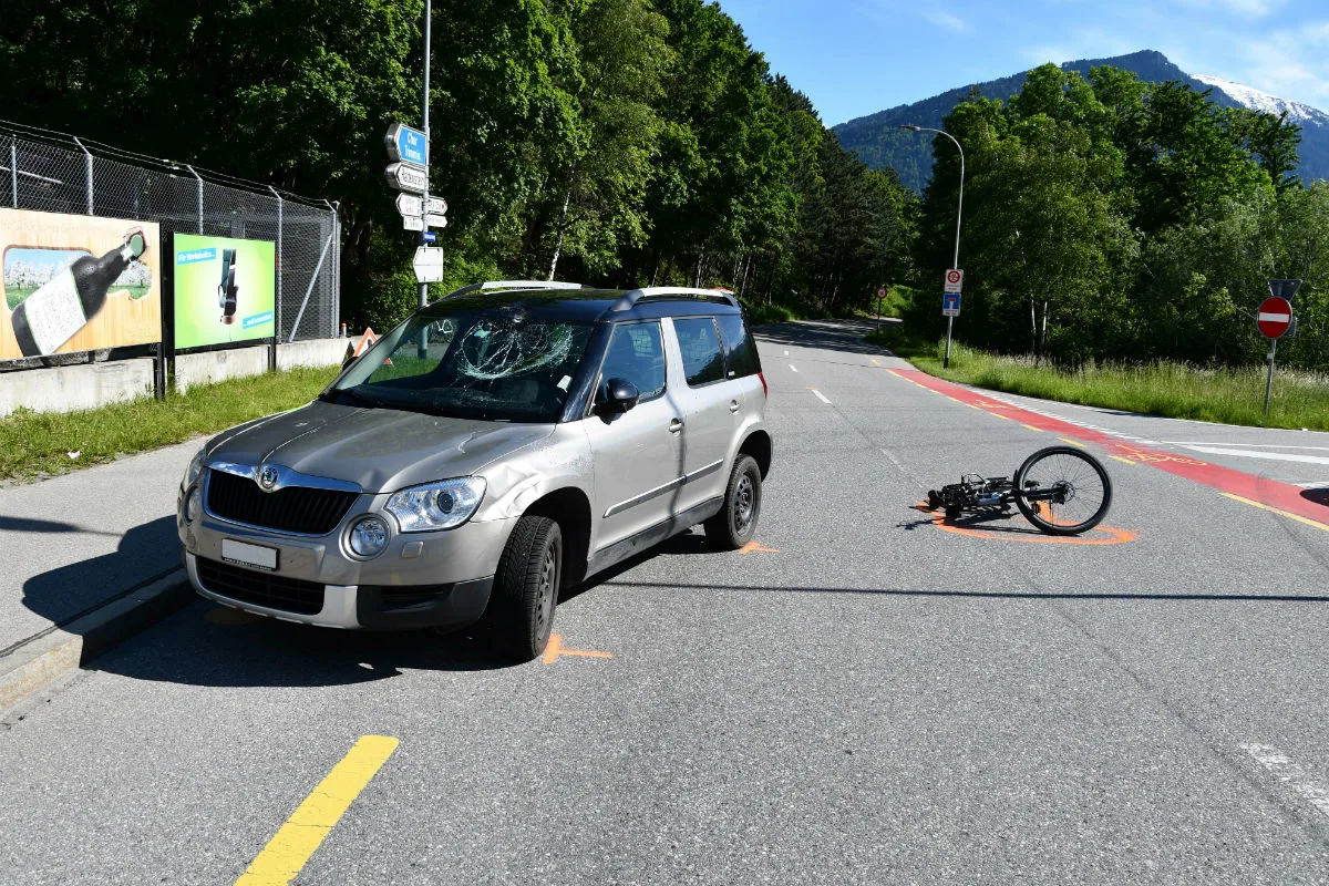 Chur GR - E-Bike Lenker bei Kollision mit Personenwagen verletzt
