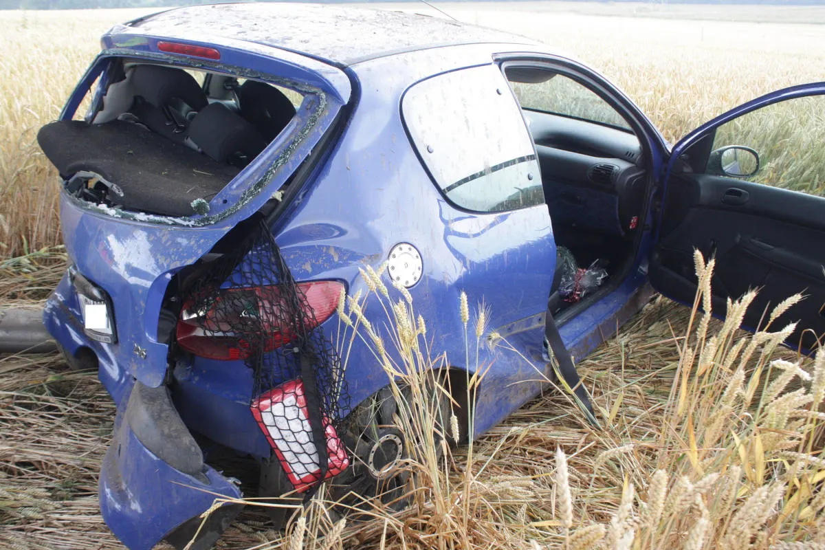 Auto prallt gegen einen Baum und landet im Feld