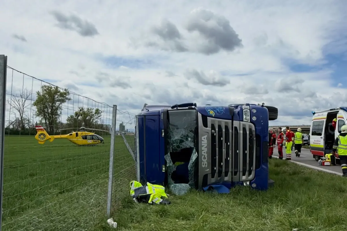 Unfall bei Traiskirchen – Lkw kippt bei A2-Auffahrt um