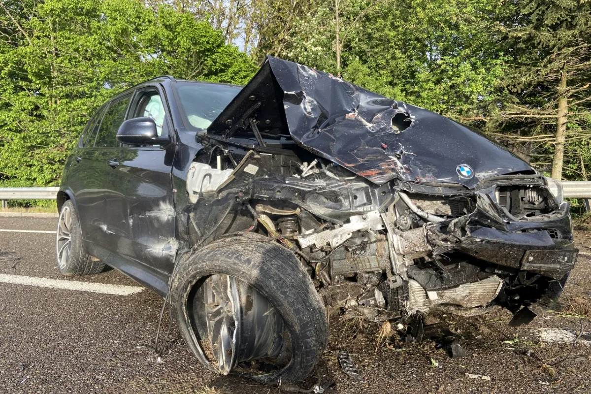 Muhen/A1 AG - BMW-Lenker fährt auf Autobahn in vorausfahrendes Fahrzeug!