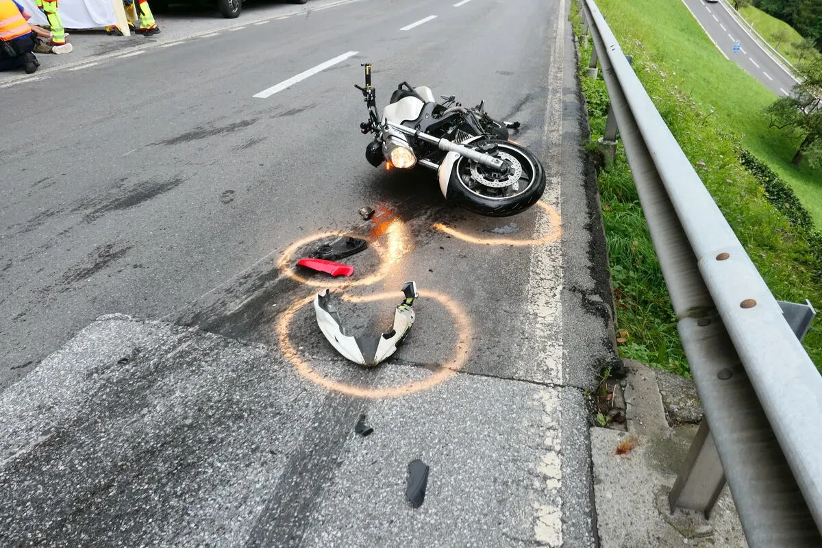 Mollis GL - Beim Überholen mit einem entgegenkommenden Auto kollidiert