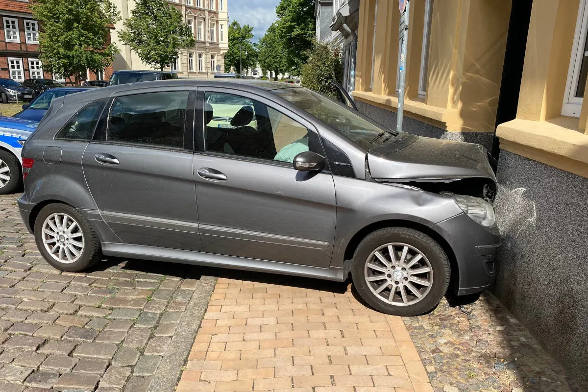 Schwerin – 82-Jährige fährt gegen Hauswand