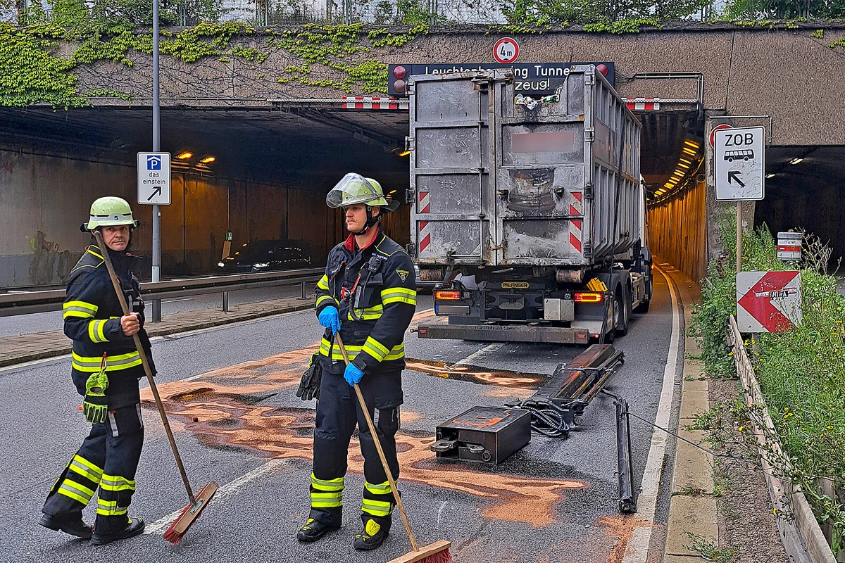 München BY – Lkw reißt Kran in Tunnel ab