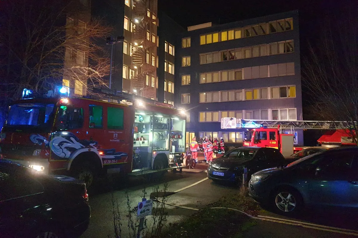 Bad Segeberg – Feuerwehr bringt 85 Personen nach Feuer eines Kaffeeautomaten im Klinikkeller in Sicherheit