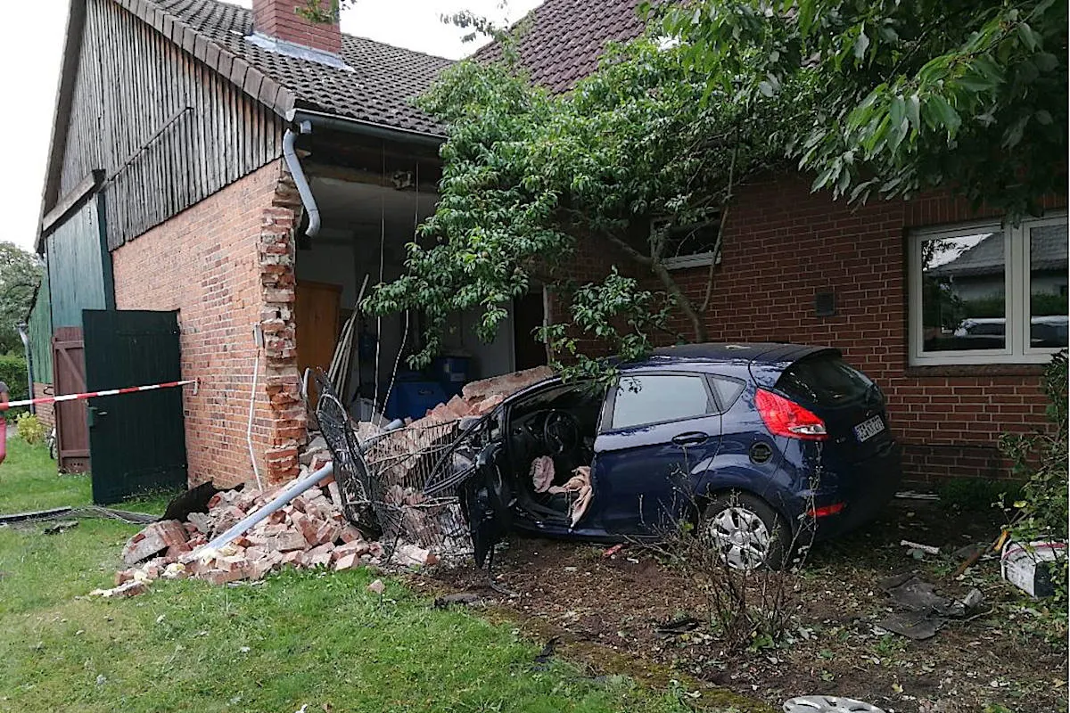 Auto gegen Hauswand gekracht