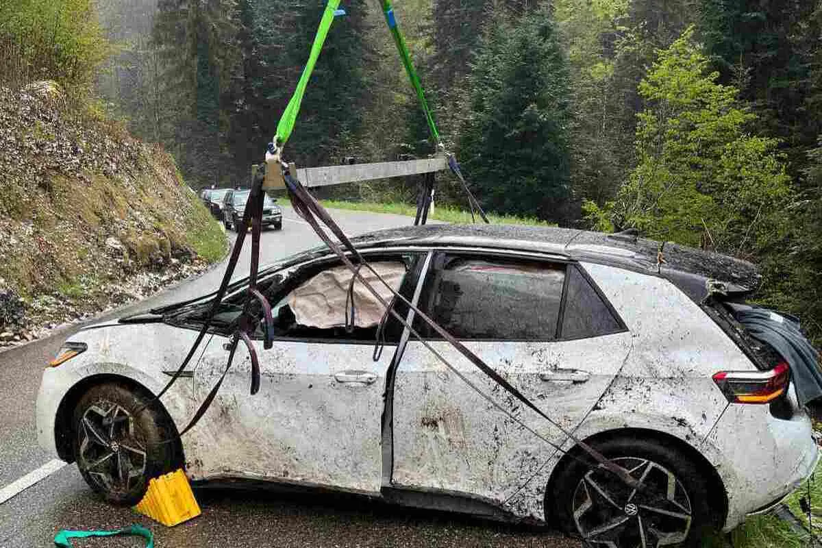 Himmelried SO - Auto gerät bei Unfall auf steile Böschung