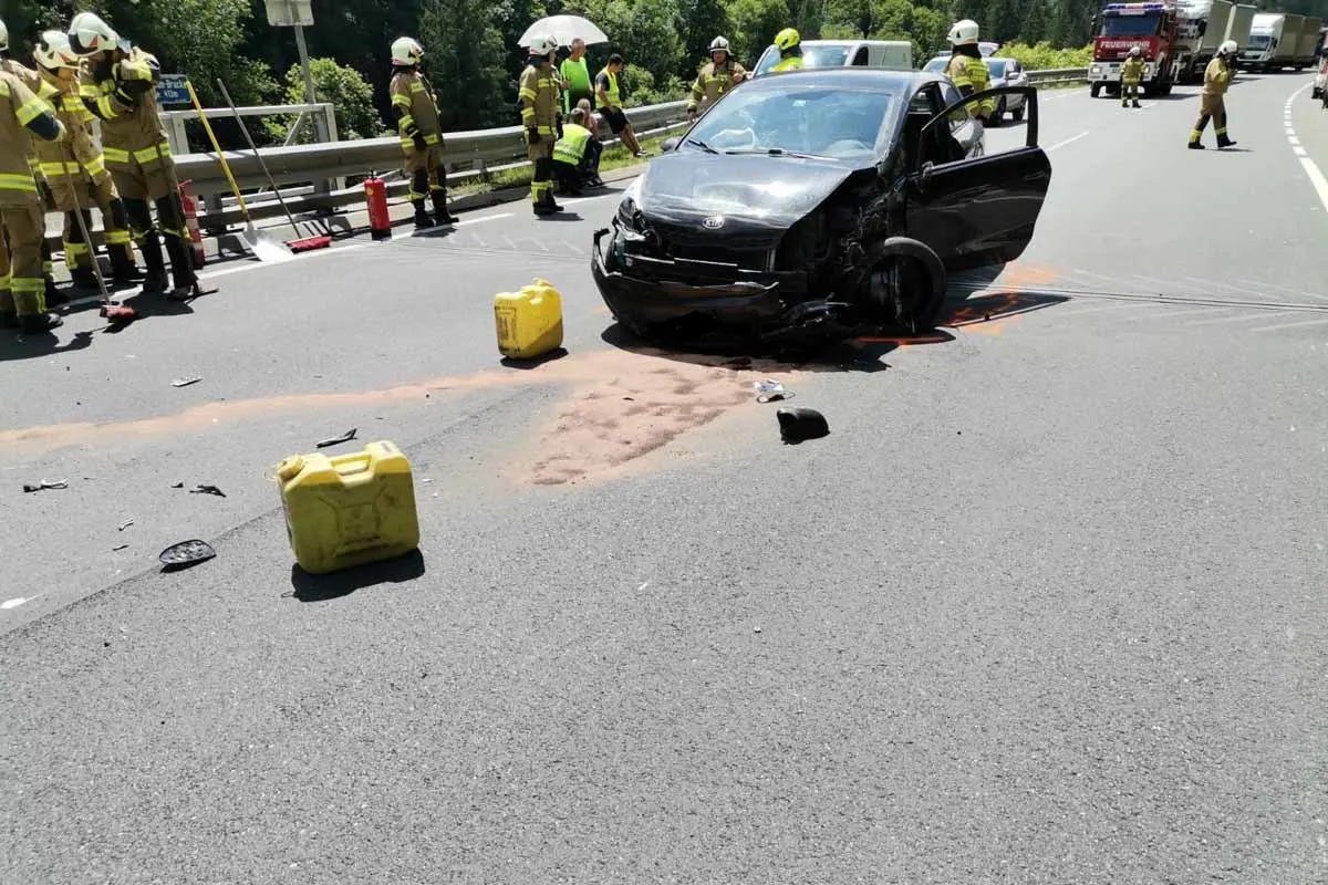 Taxenbach - 20-Jährige kracht frontal in PKW mit vierköpfiger Familie