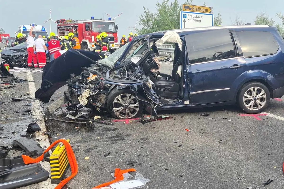 Heftiger Frontalcrash in Petronell-Carnuntum - Zwei Pkw-Lenker in Lebensgefahr
