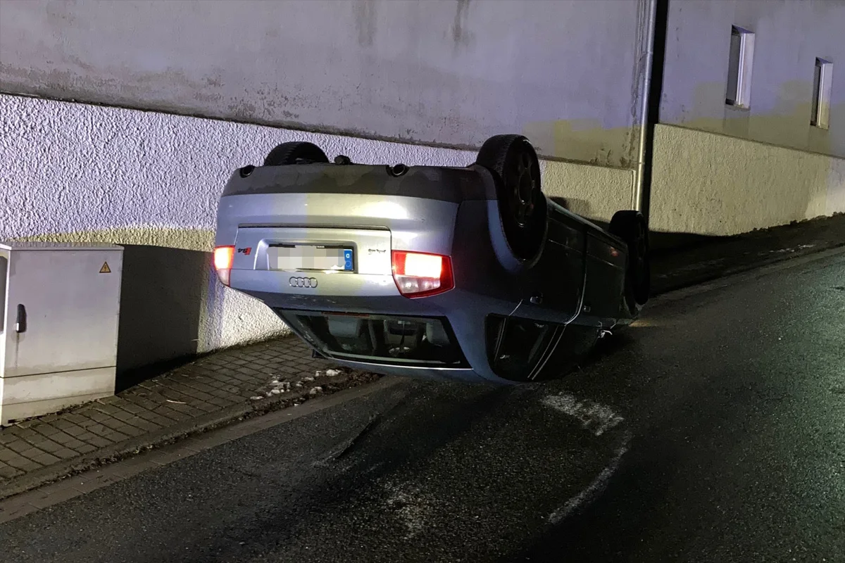 Warstein – Fahrer flüchtet nach Unfall mit Überschlag