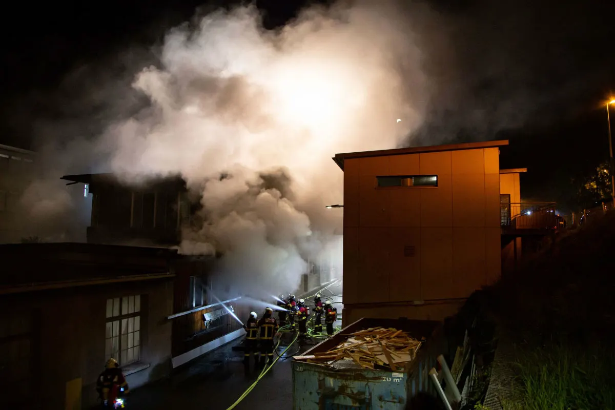 Cham ZG - Flammen und Rauch in Schreinerei