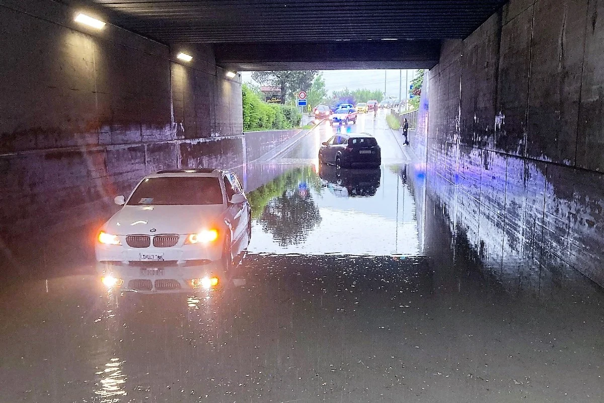 Keller und Strassenunterführung in Bilten GL unter Wasser