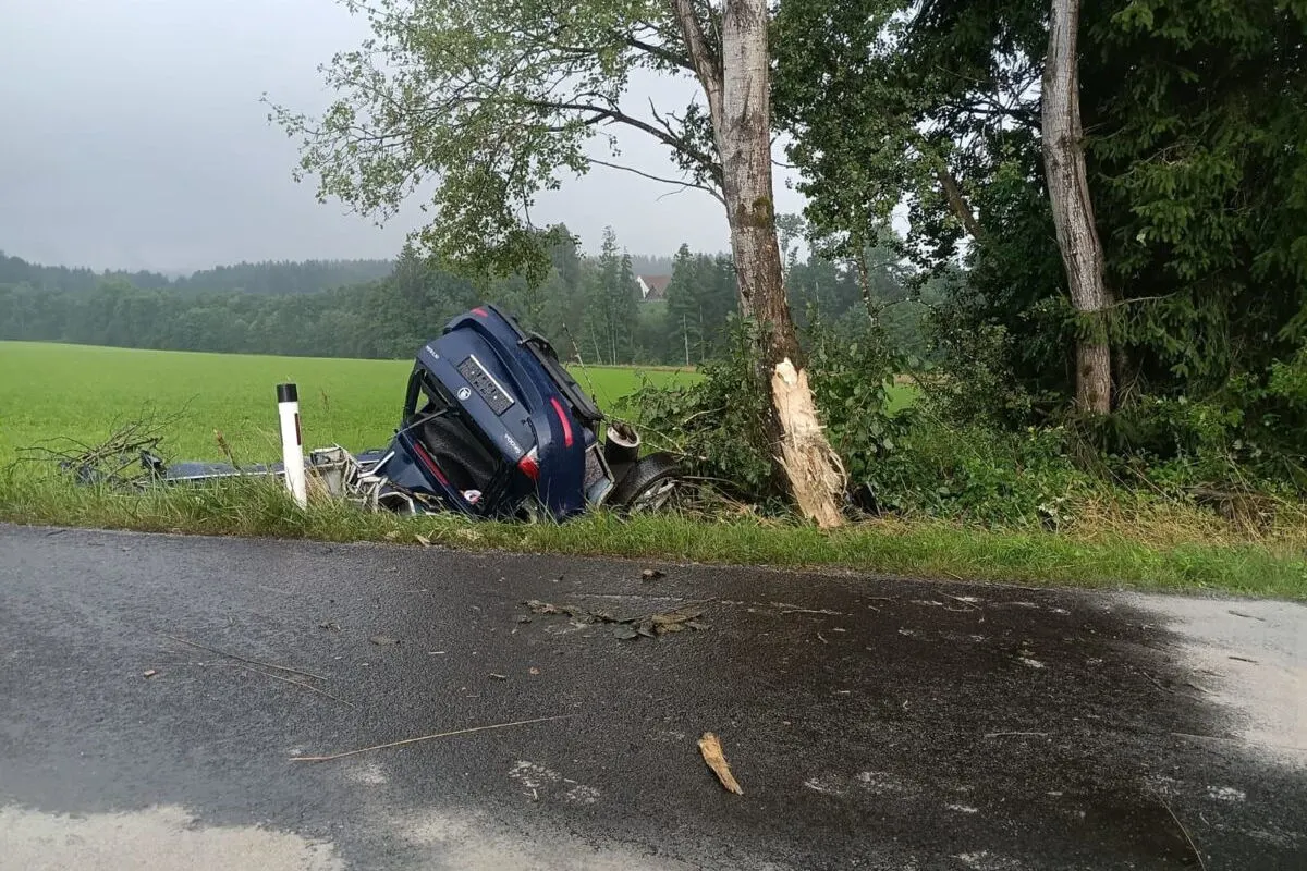 Unfall in Esternberg OÖ –  Auto zerteilt bei Aufprall