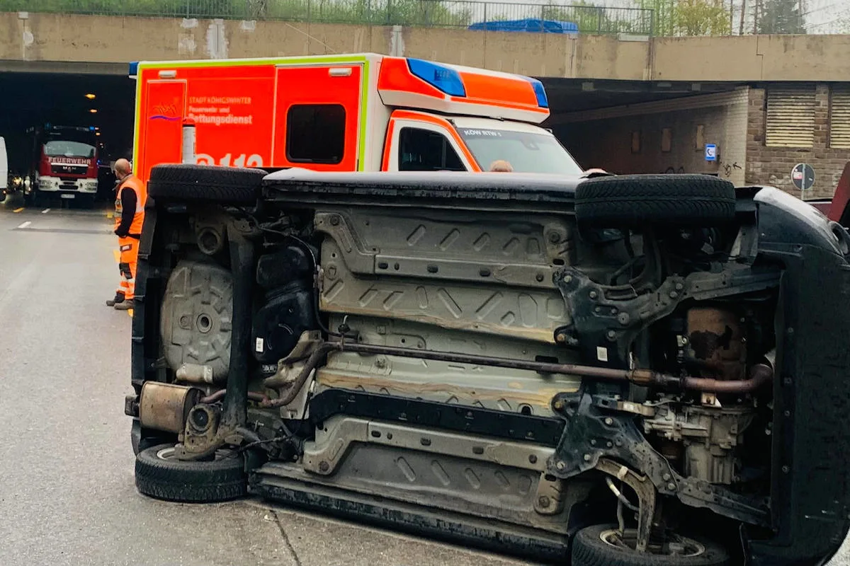 B42 Oberkassel – PKW überschlägt sich auf Bundesstraße