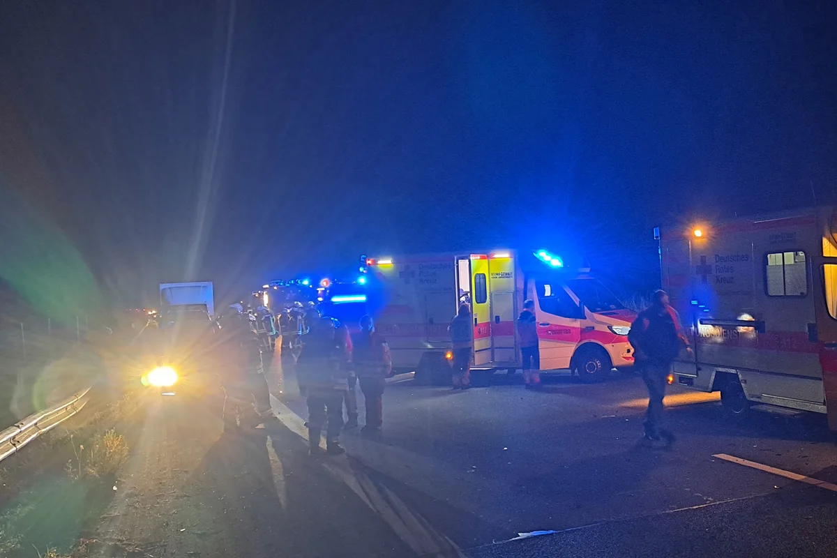 A26 Stade NI – Zwei Verletzte bei Unfall mit drei Pkw