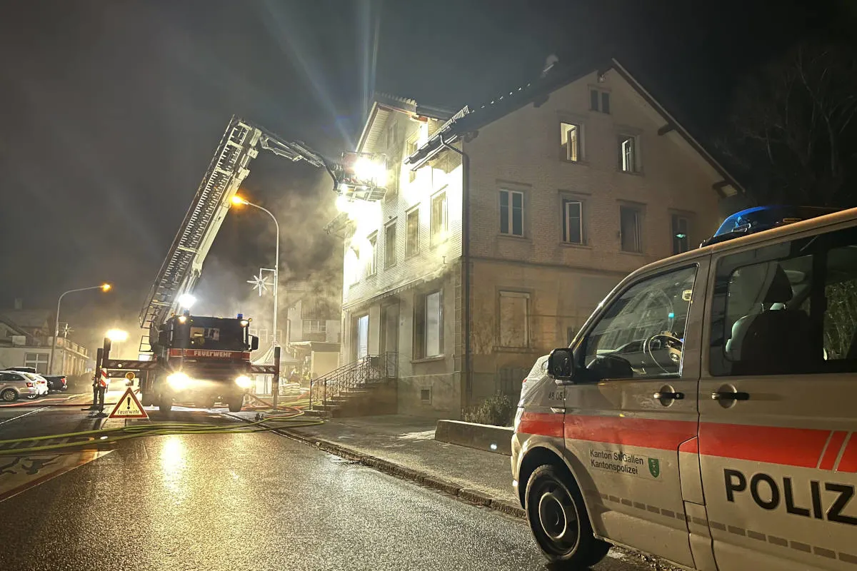 Ganterschwil SG – Personen bei Brand mittels Hubretter aus Gebäude gerettet