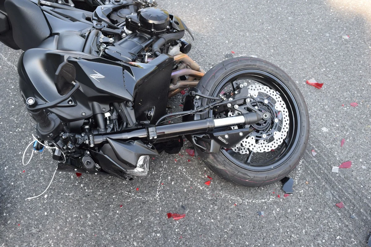 Tragischer Unfall in Ebikon LU - Motorradfahrer fährt in Heck von Sattelmotorfahrzeug und verletzt sich schwer