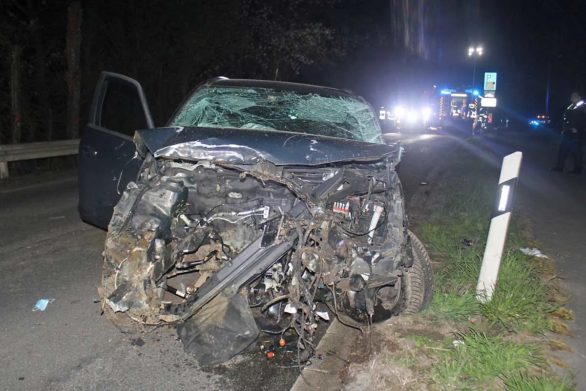 Erkrath - 17-Jähriger baut betrunken Unfall mit Auto von Mutter!