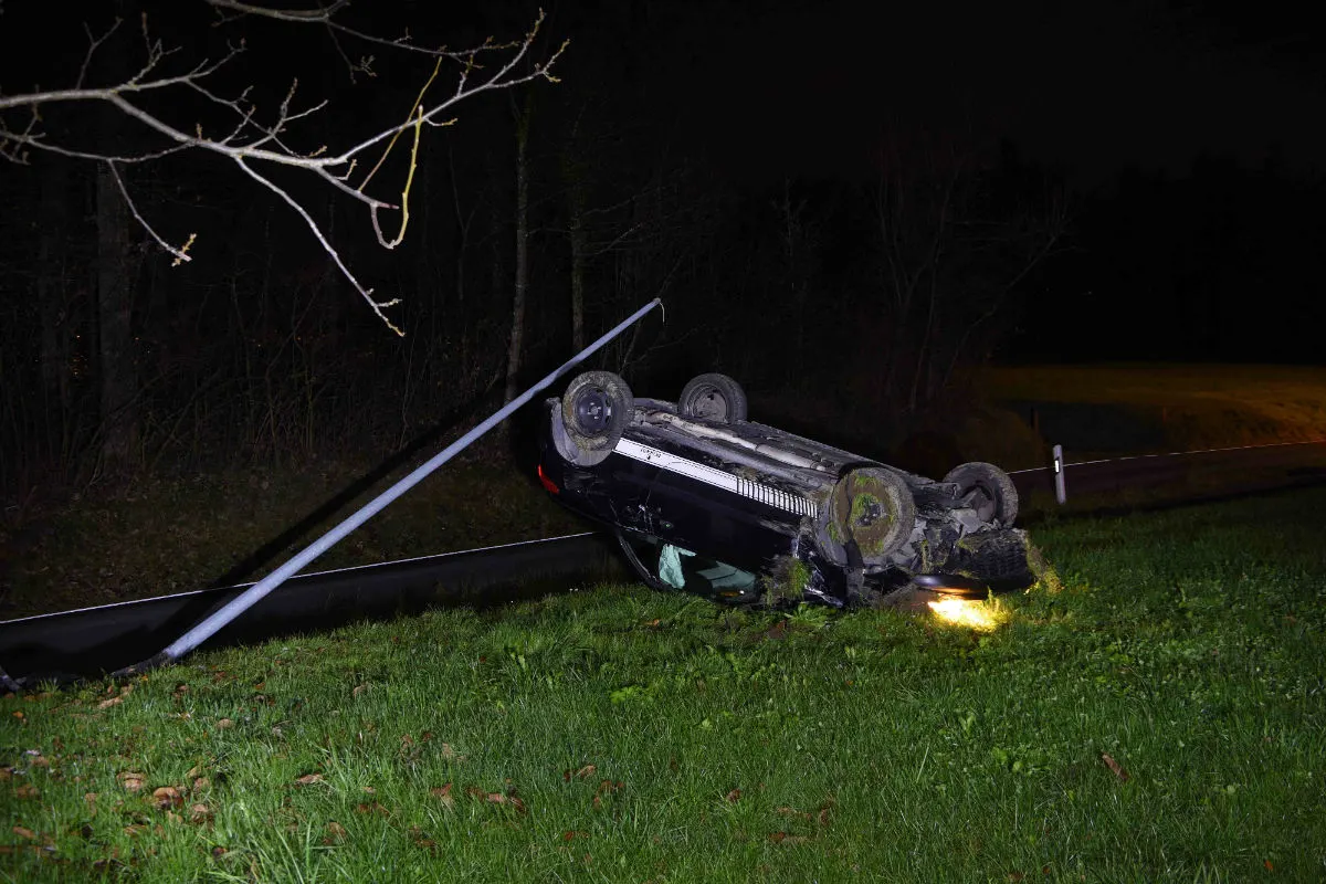 Jona SG - Auto landet nach Selbstunfall auf dem Dach