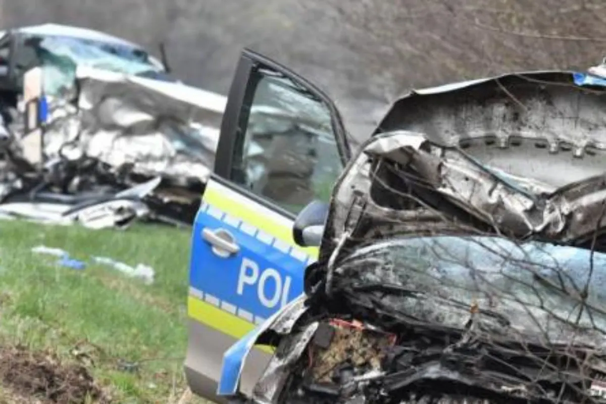 Schwerer Verkehrsunfall mit einem Polizeiauto involviert - zwei Tote!