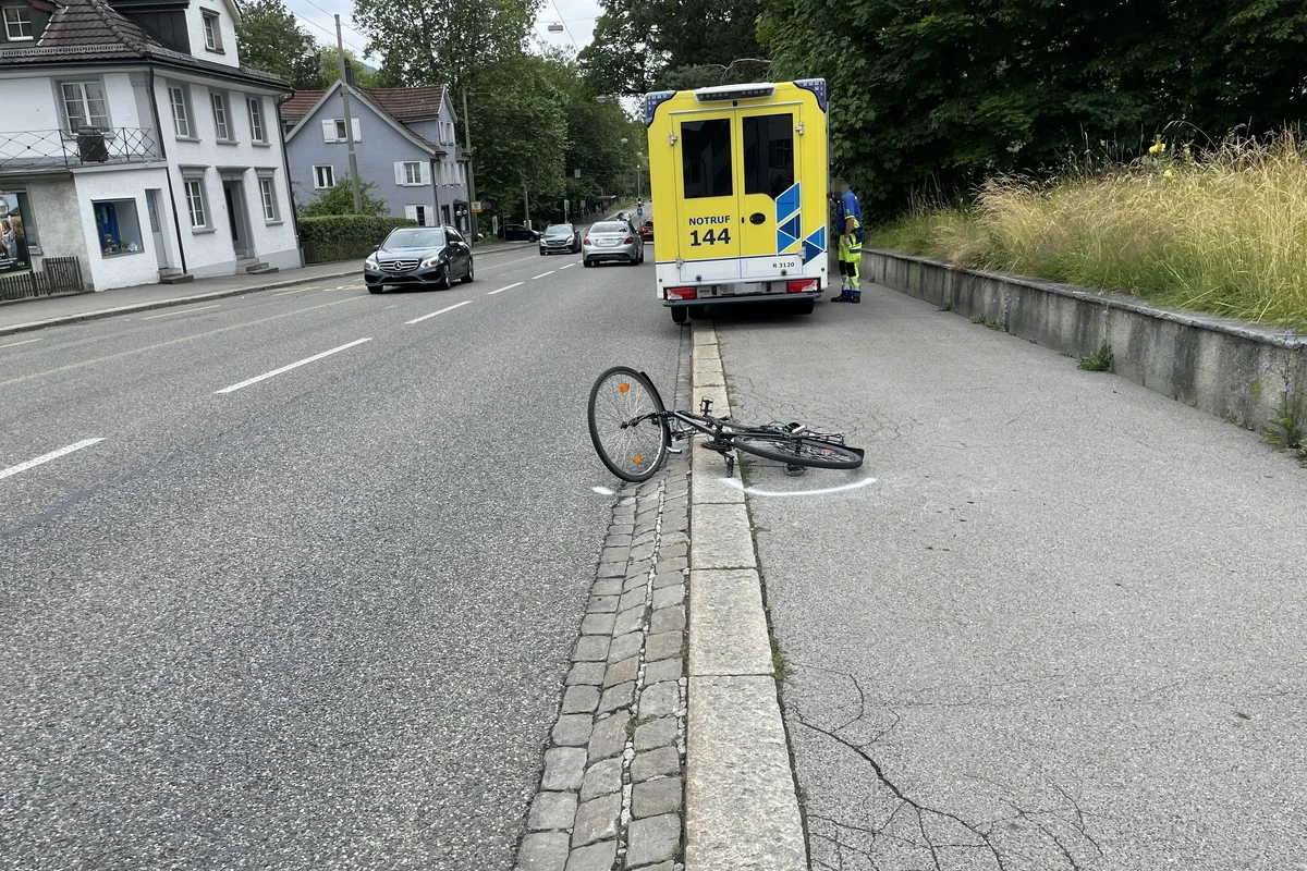 St.Gallen - Velofahrer nach Sturz am Kopf verletzt 