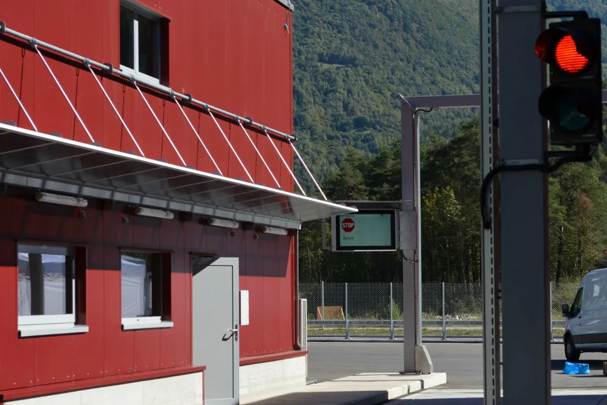San Vittore GR - Reisecar aus dem Verkehr gezogen