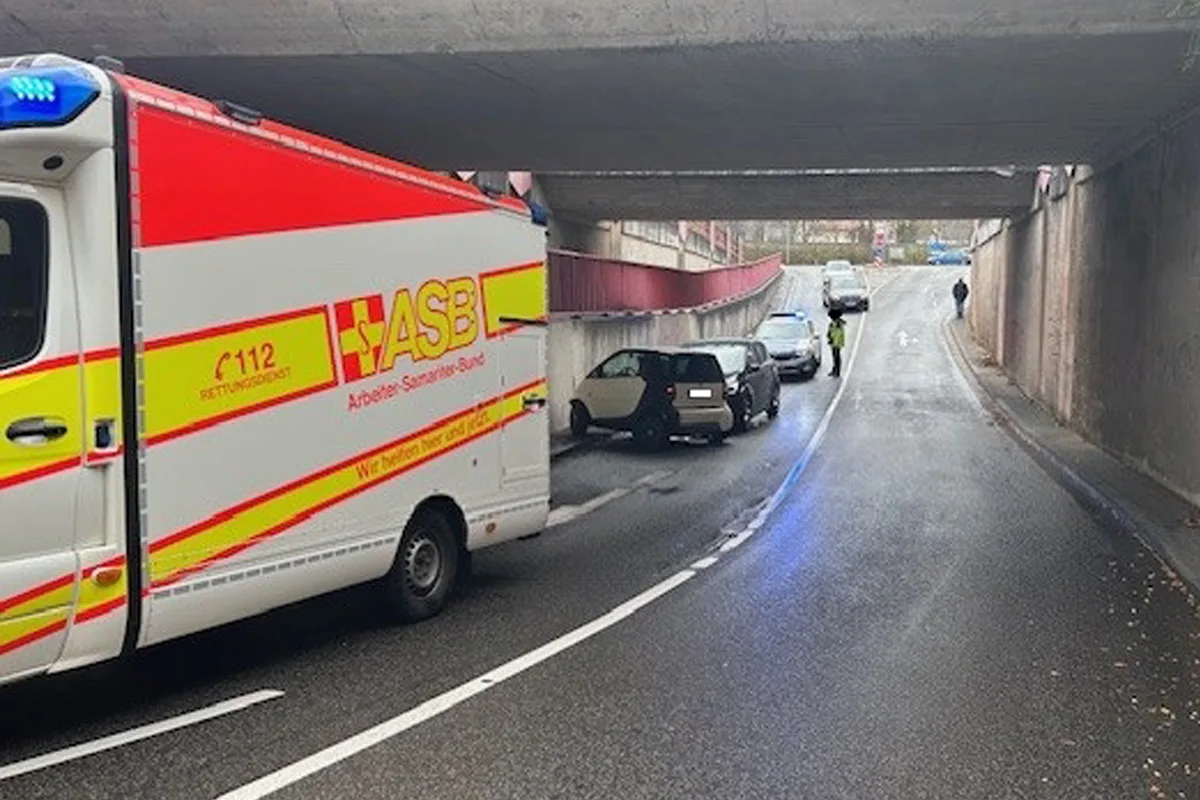 Zweibrücken RP – 18-Jähriger prallt bei Nässe in Gegenverkehr