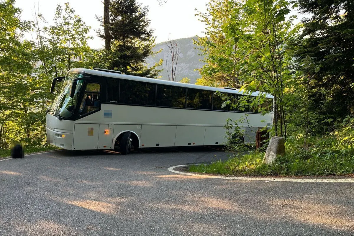 Balmberg SO – Reisecar steckengeblieben - Passstrasse gesperrt