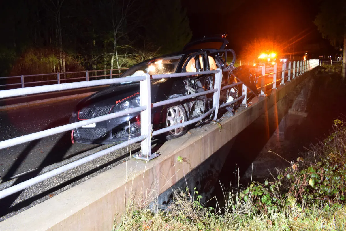 Urnäsch AR – Auf Gegenfahrbahn geraten und in Röhrenzaun gekracht