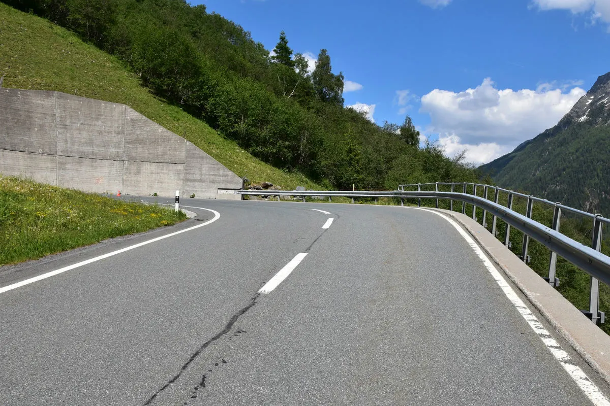 Susch GR - Motorradfahrer bei Selbstunfall verletzt
