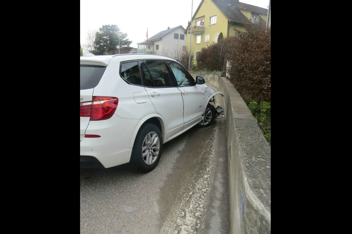 Windisch AG - Autofahrerin prallt gegen Stützmauer