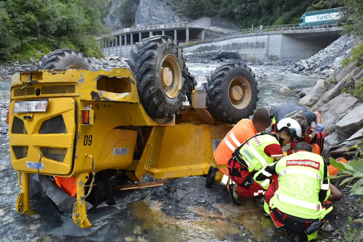Pitasch GR - Dumper stürzt in Bachbett