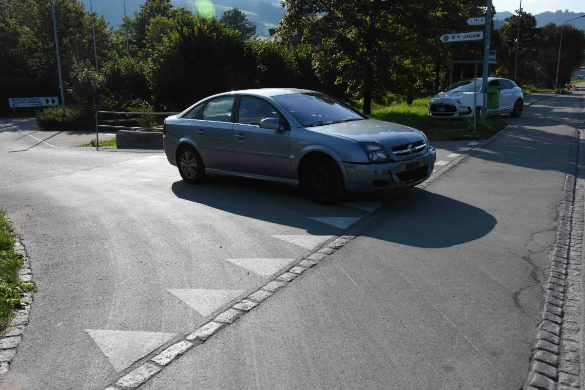 Ebnat-Kappel SG - Auto kollidiert mit Bus