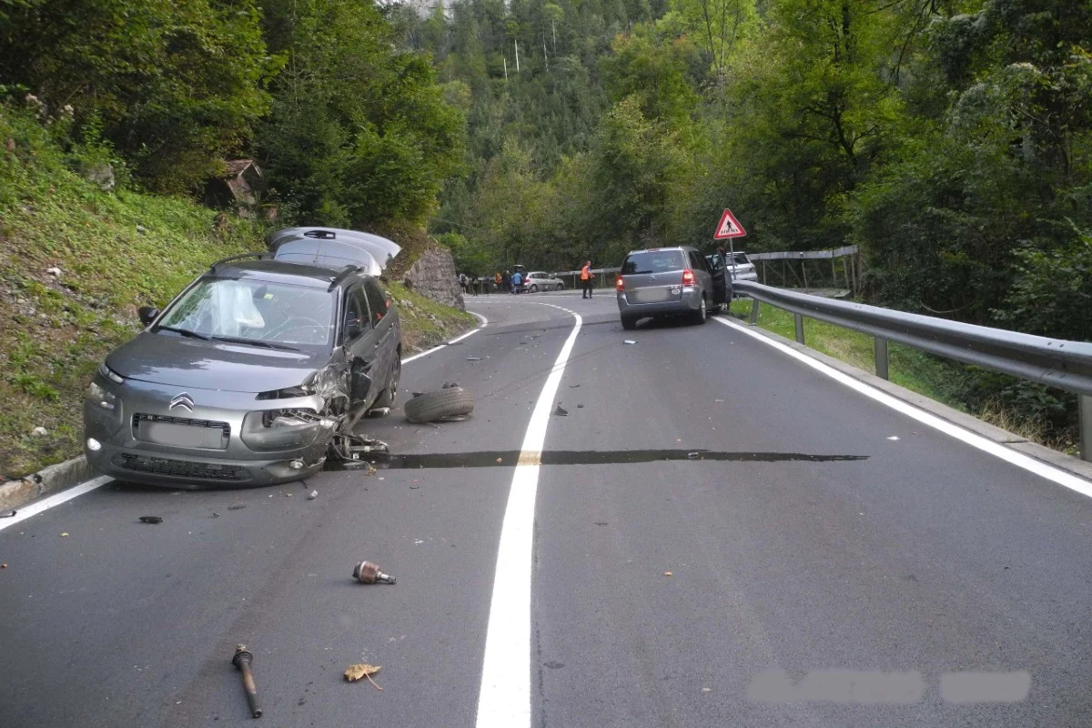 Schwyz SZ - Drei Verletzte nach Unfall - Strasse zwei Stunden gesperrt