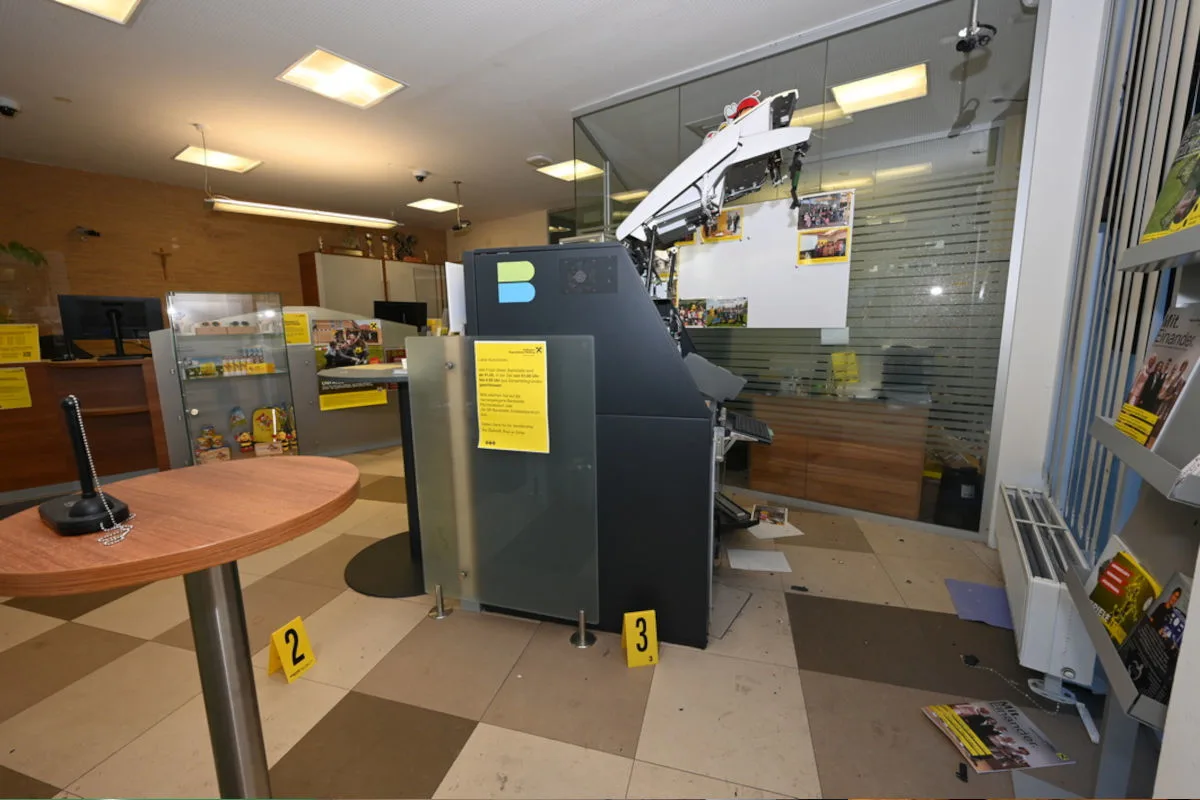Brunn am Gebirge NÖ – Täter flüchten nach Bankomatsprengung
